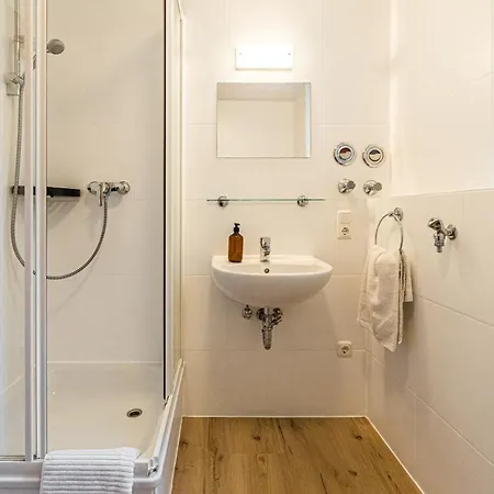 Ruhige Und Stilvolle Am Clara-zetkin-park *